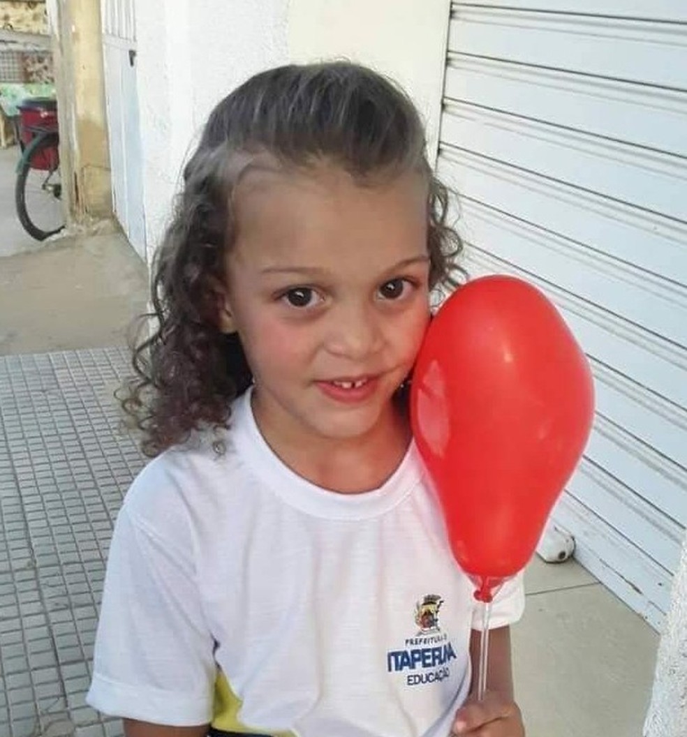 Aylla Vitória, de 6 anos, escorregou da pedra e caiu no rio Muriaé, em Itaperuna, o corpo dela foi encontrado no mesmo diaYLLA VITÓRIA, DE 6 ANOS. — Foto: Arquivo Pessoal
