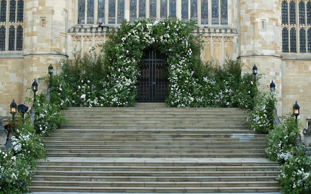 Flores e folhagem tambÃ©m enfeitam a porta oeste da Capela de SÃ£o Jorge  (Foto: Danny Lawson / POOL / AFP Photo)
