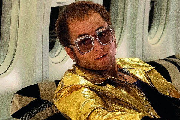 O ator Taron Egerton vive Elton John em Rocketman (Foto: divulgação)