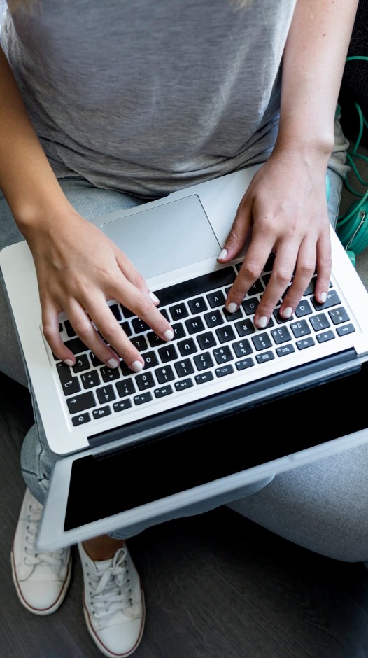 Pode fechar o notebook sem desligar? Especialista responde