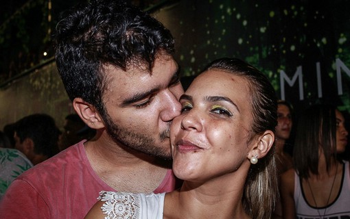 Foliões beijam muito em Salvador