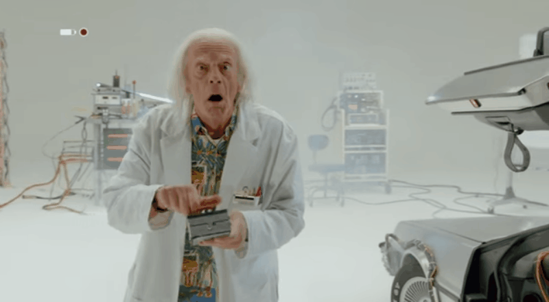 Christopher Lloyd retorna às telas como Doc, o amigo de Marty McFly (Foto: Reprodução/Youtube )