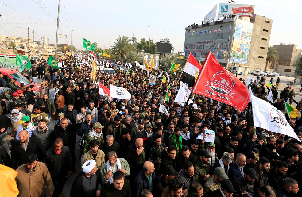 Funeral de Qassem Soleimani reúne multidão no Iraque — Foto: Thaier al-Sudani/Reuters