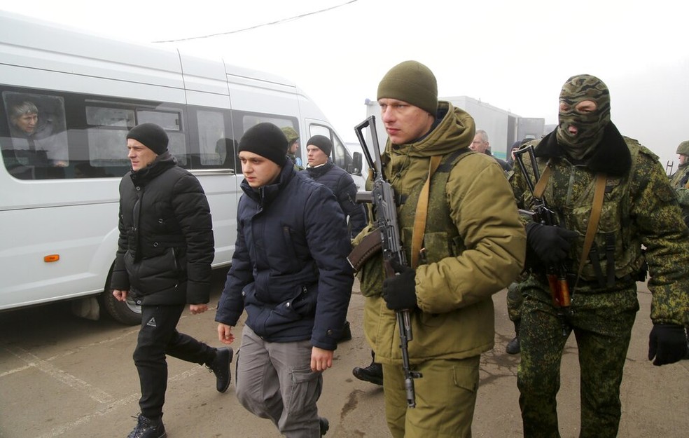 Prisioneiros ucranianos escoltados por rebeldes, em 29 de dezembro de 2019 — Foto: Alexei Alexandrov/AP