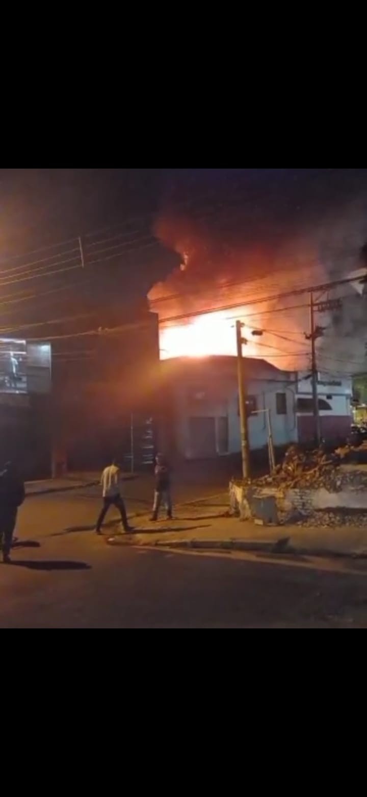 Incêndio atinge loja e residência na área central de Piracicaba