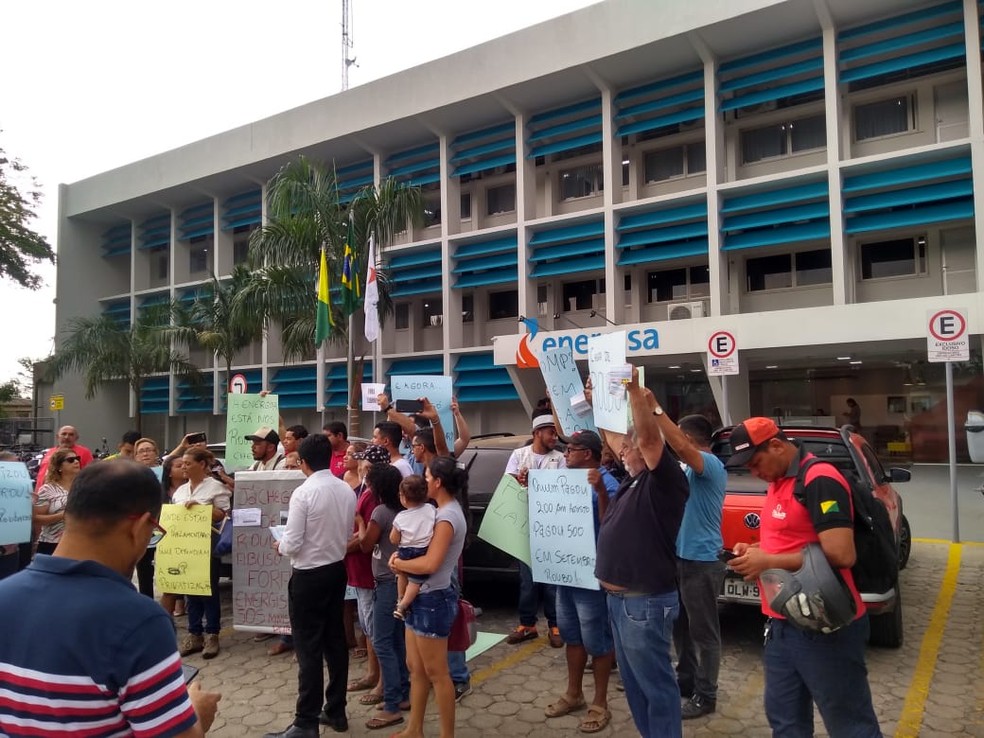 Consumidores acreanos que protestarem duas vezes em frente ao sede empresa, na capital — Foto: Alcinete Gadelha/G1
