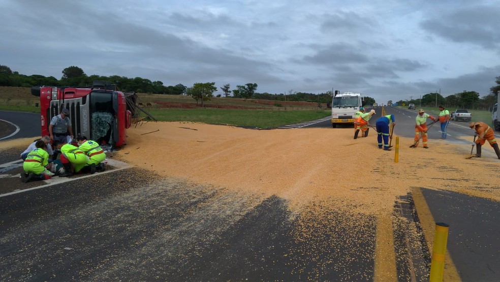 Equipes da concessionária fizeram o transbordo da carga em Assis  — Foto: Polícia Rodoviária / Divulgação 