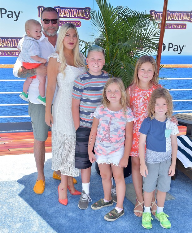 Tori Spelling com o marido, Dean McDermott, e os cinco filhos: Liam, Stella, Hatti, Finn e Beau (Foto: Backgrid)