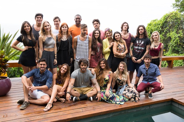 Felipe Titto posa com os participantes do 'Are You The One? Brasil' (Foto: Divulgação)