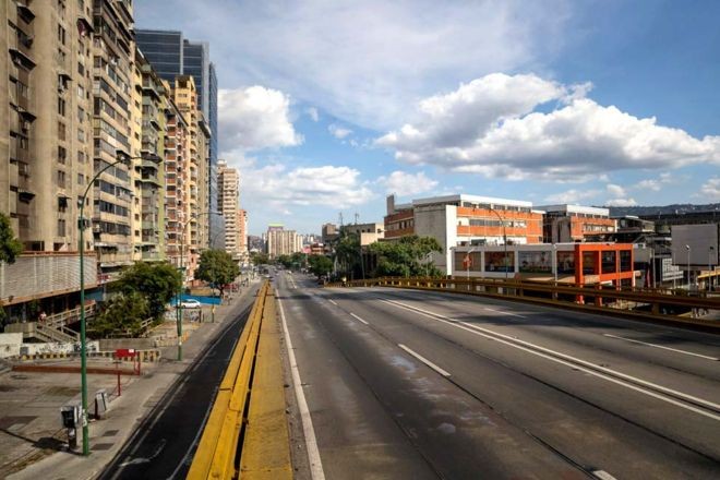 BBC - A avenida Francisco de Miranda em Caracas, Venezuela, está praticamente vazia. Forças de segurança do país estão visitando os principais bairros da cidade para incentivar que cidadãos fiquem em suas casas, fechem negócios e adotem medidas de prevenção contra o coronavírus (Foto: MIGUEL GUTIERREZ / EPA via BBC)