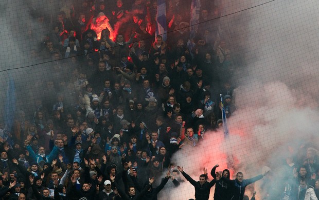 Em meio a crise sanitária, torcida do Zenit exibe faixa: 'Somos doentes  pelo futebol