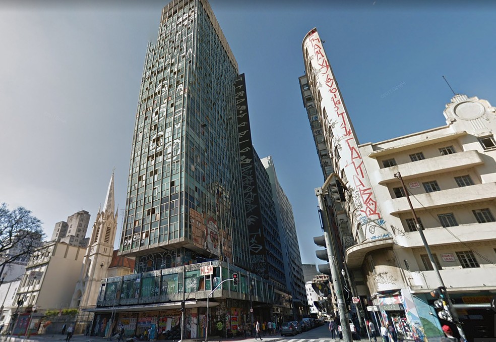 Imagem de 2017 do prédio (esq.) que desabou no Centro de São Paulo (Foto: Reprodução/Google Maps)