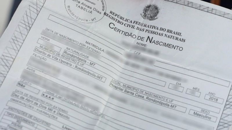 Documento brasileiro que comprova a nacionalidade de Carlos, filho de 3 anos do haitiano Patrick, que quer ser repatriado ao Brasil (Foto: BBC News Brasil)