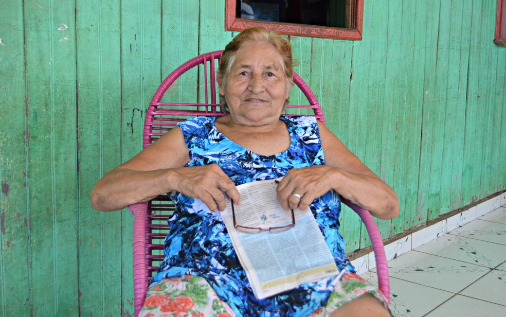 Dona Raimunda de 77 anos diz que o maior sonho era conseguir ler a bÃ­blia e o folheto da igreja â€” Foto: IryÃ¡ Rodrigues/G1