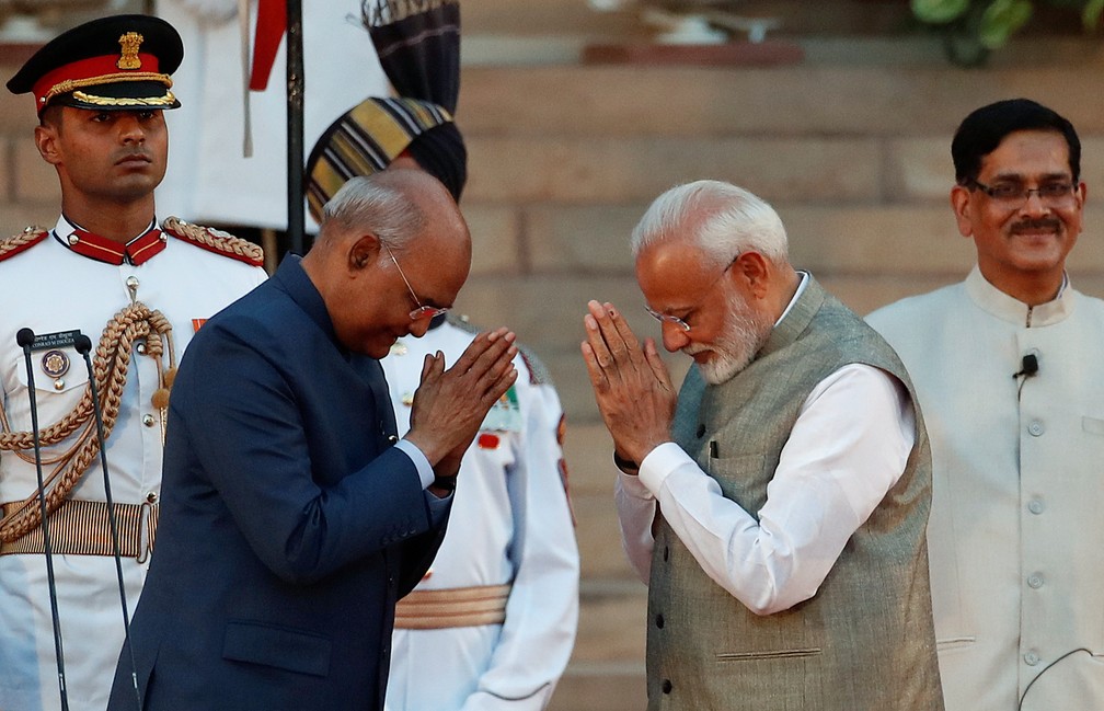 O presidente da ìndia, Ram Nath Kovind, cumprimenta o primeiro-ministro reeleito Narendra Modi, durante a cerimônia de posse em Nova Délhi, na Índia, nesta quinta-feira (30). — Foto: Adnan Abidi/Reuters