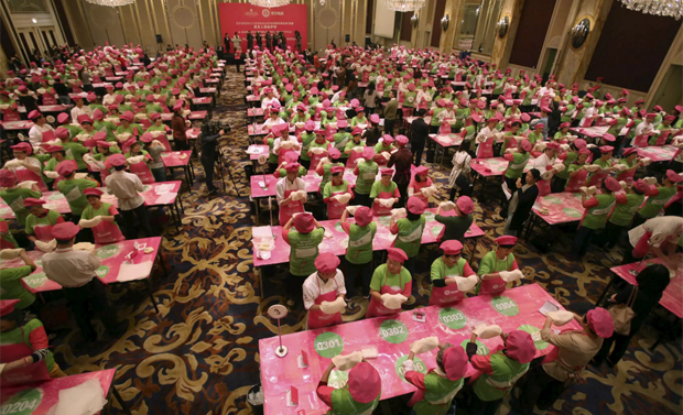 Xangai bate recorde com 511 pessoas abrindo massa de pizza (Foto: Reuters)