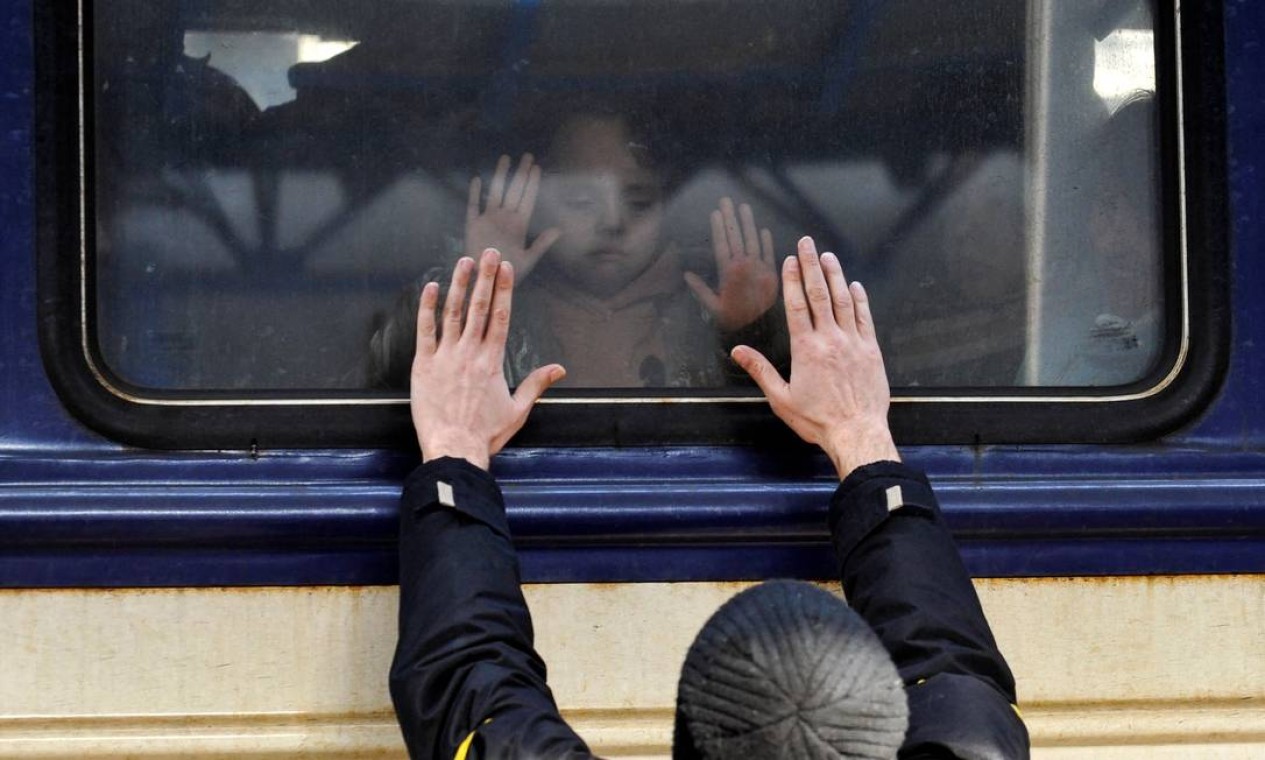 Pai se despede de filha em estação de trem em Kiev — Foto: SERGEI CHUZAVKOV / AFP