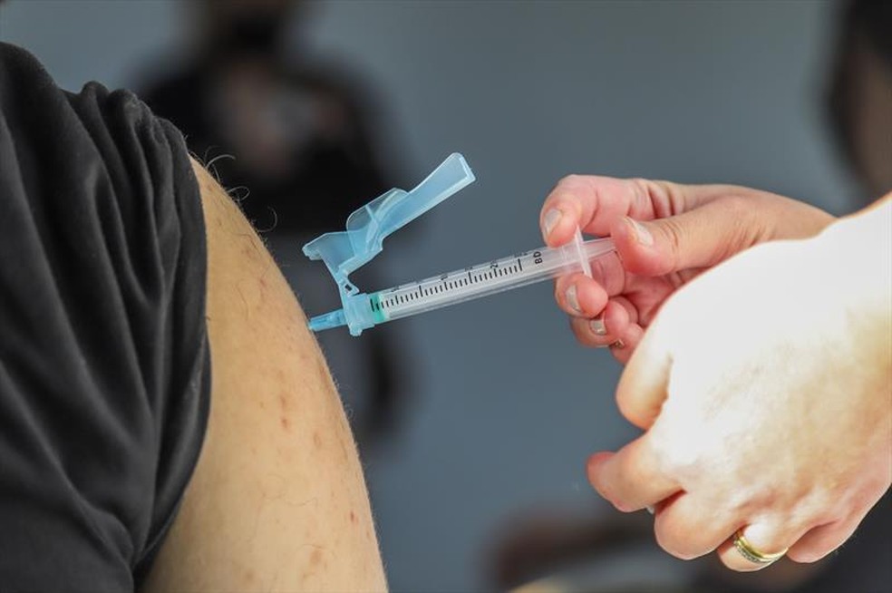 Guarapuava começa vacinação contra Covid para moradores de 31 anos completos — Foto: Daniel Castellano/SMCS