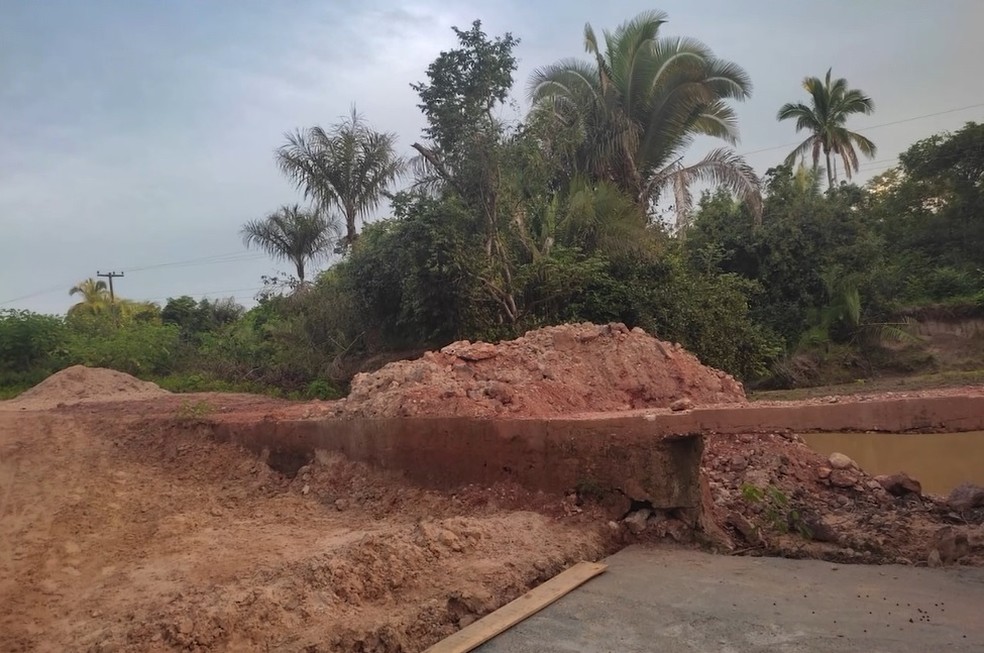 Comunidade fica isolada após passagem molhada ceder com força da água em Altos, no Piauí — Foto: Reprodução