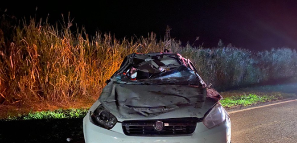 Três pessoas ficam feridas após motorista desviar de animal, bater carro em barranco e capotar, na BR-369 — Foto: Divulgação/PRF