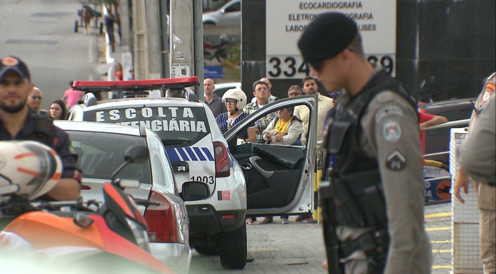Vigilante foi morto apÃ³s tentativa de resgate de um preso, no bairro da Prata, em Campina Grande (Foto: ReproduÃ§Ã£o/TV ParaÃ­ba)