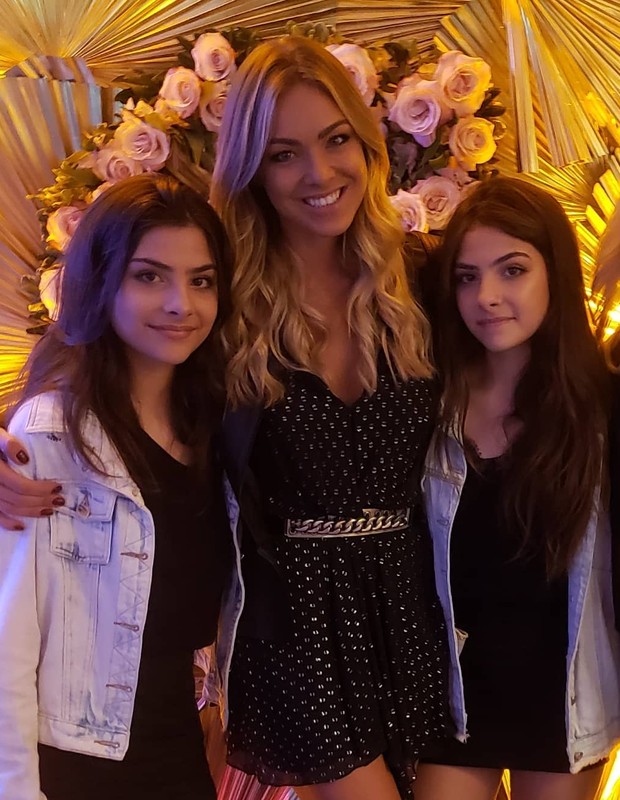 Bárbara Heck com as irmãs gêmeas, Amanda e Gabriela (Foto: Reprodução/Instagram)