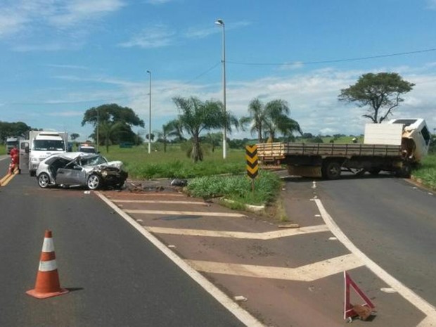 Acidente foi no trevo de Icém (Foto: Divulgação/Polícia Rodoviária)