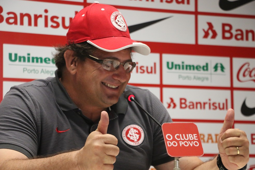 Guto Ferreira comemora tempo para treinar o time em agosto (Foto: Eduardo Deconto)
