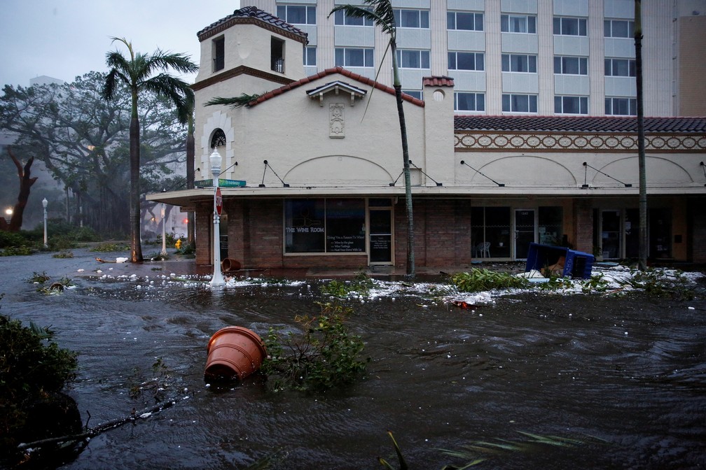 Uma rua inundada é vista no centro da cidade enquanto o furacão Ian atinge o sudoeste da Flórida, em Fort Myers, EUA  — Foto: Marco Bello/Reuters