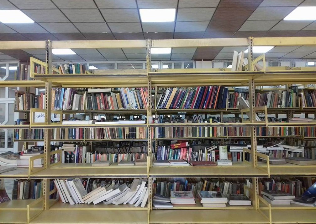 Foto publicada em fevereiro de 2018 pelo historiador iraquiano Omar Muhammed, responsável pelo blog Mosul Eye, comemora a reabertura da biblioteca da Universidade de Mossul, em um novo edifício no campus (Foto: Divulgação/Mosul Eye)