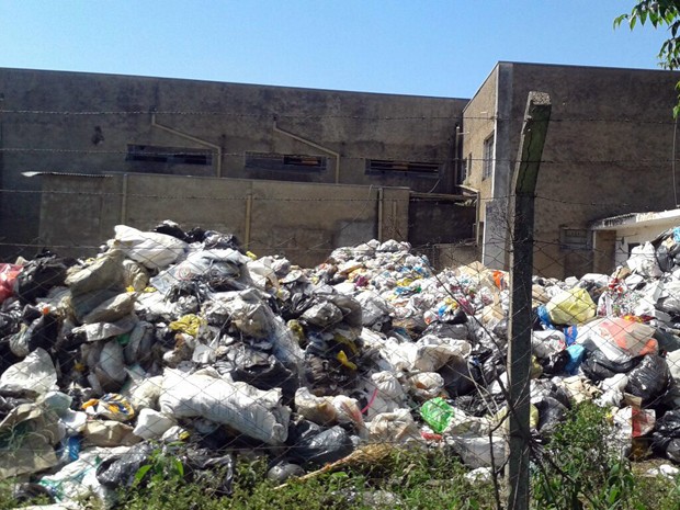 Desde quarta-feira (19), lixo de Pouso Alegre, MG, é levado para pátio do antigo matadouro da cidade (Foto: Reprodução/ EPTV)