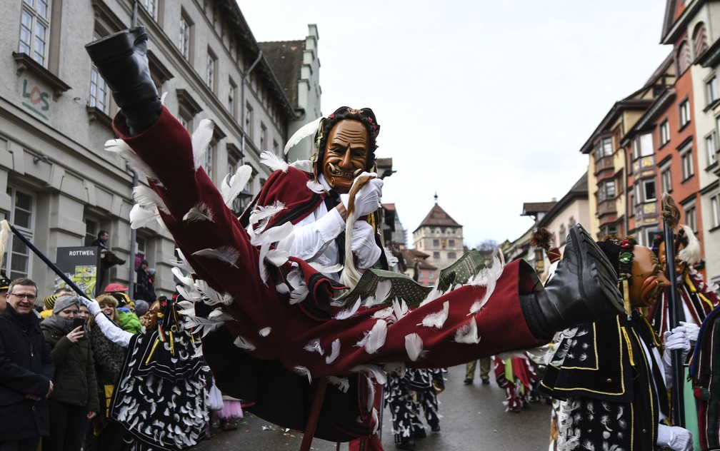 Folião dá salto durante carnaval em Rottweil, na Alemanha. — Foto: Patrick Seeger / DPA via AP