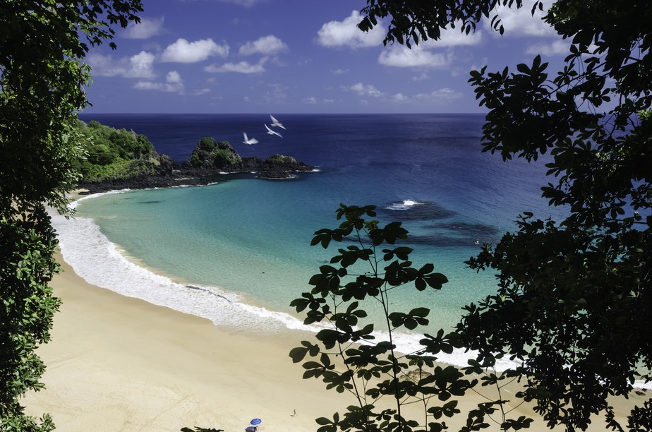 Praia do Sancho, em Fernando de Noronha, foi apontada como a favorita dos brasileiros em pesquisa da Booking.com