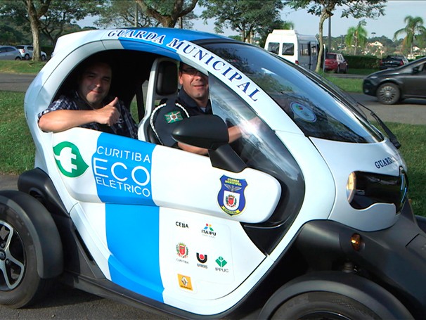 Renato Cunha pega carona em um dos veículos do projeto Ecoelétrico (Foto: Globo)