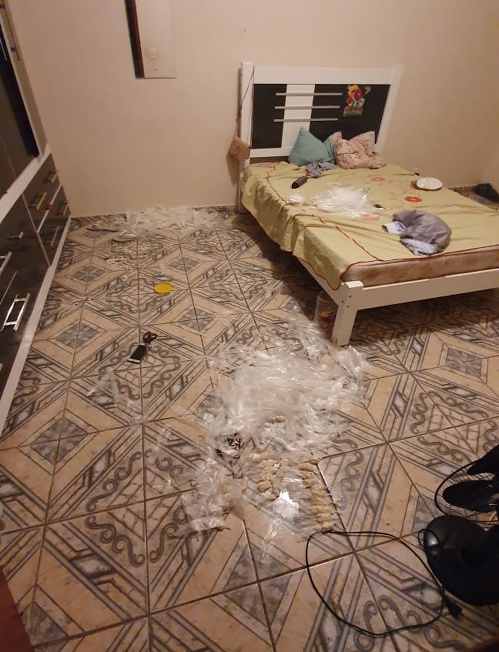 Um dos adolescentes e dois jovens foram flagrados preparando drogas para venda em uma casa de Muriaé — Foto: Polícia Militar/Divulgação