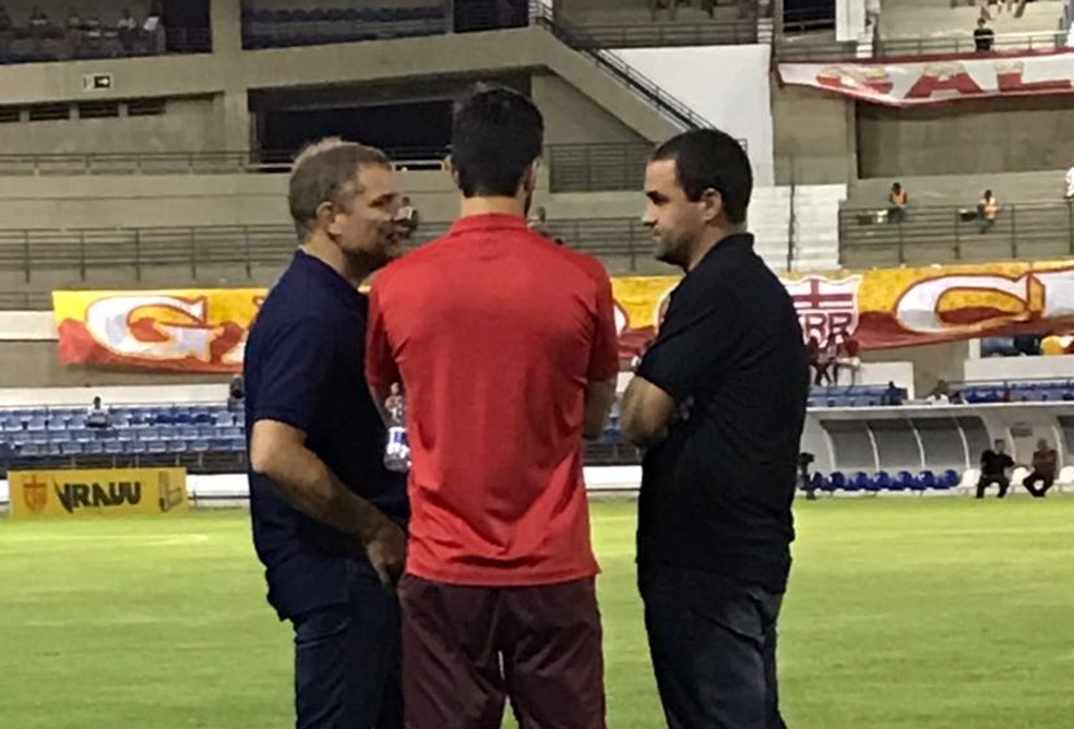 Aguirre e Jardine conversam antes da partida contra o CRB, em Maceió (Foto: André Hernan)