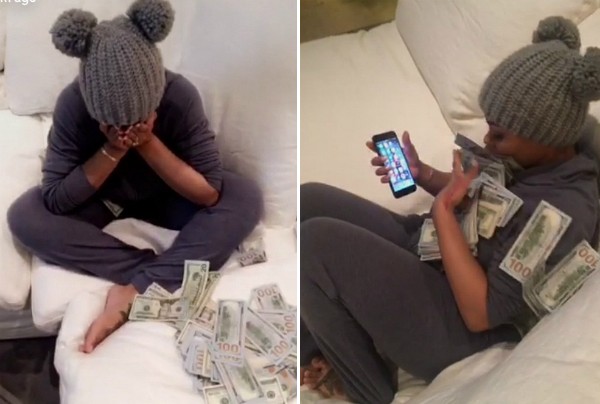 Blac Chyna com as notas de US$100 jogadas por Rob Kardashian (Foto: Snapchat)