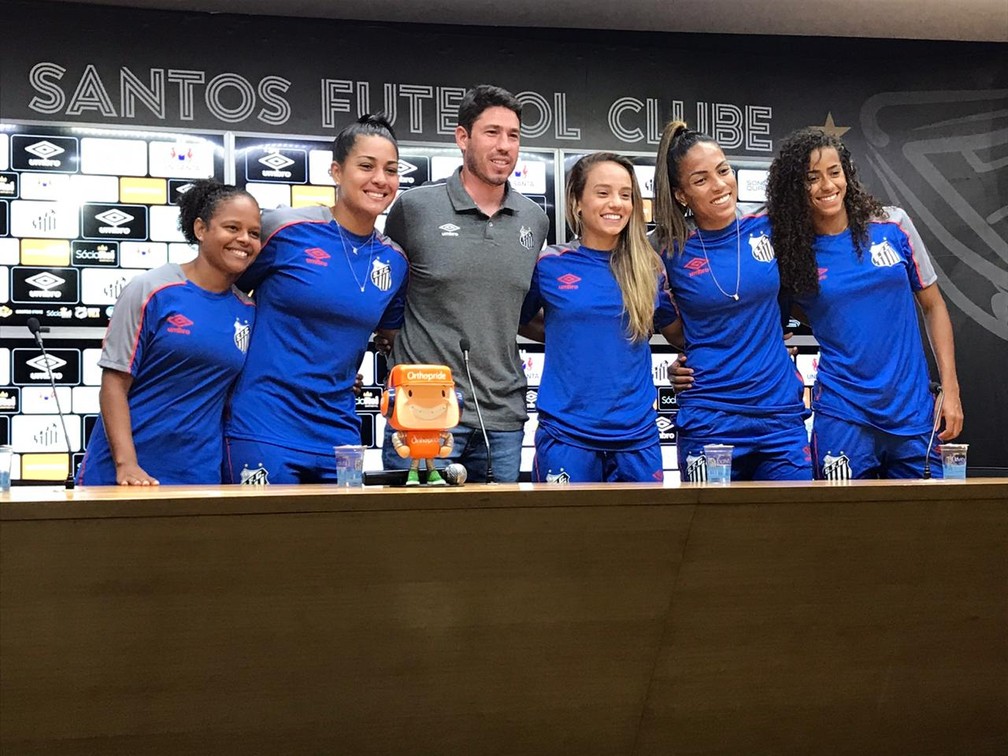 Jogadoras contratadas para o time feminino do Santos — Foto: Eduardo Valim