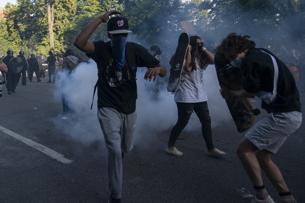 Agentes de segurança dispararam bombas de gás lacrimogêneo para afastar manifestantes das imediações da Casa Branca, em Washington, nesta segunda-feira (1º) — Foto: Evan Vucci/AP