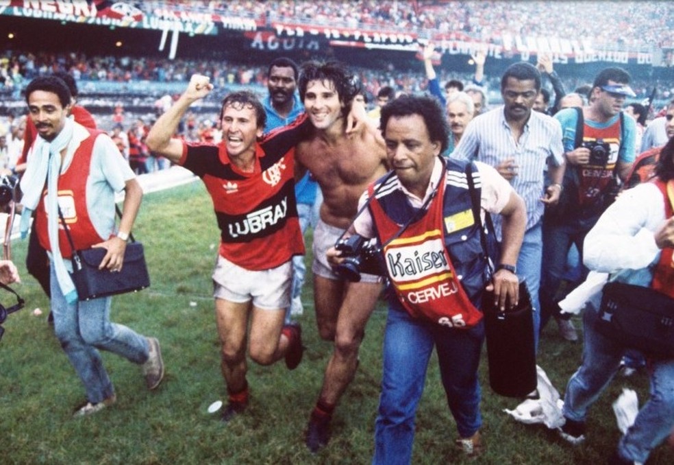 Zico e Renato Gaúcho comemoram o título de 87 no Maracanã — Foto: Celso Meira, agência O Globo