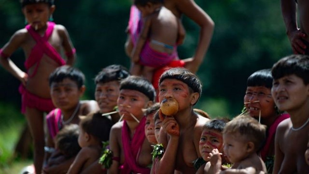 Comunidades que fazem parte da Reserva Yanomami enfrentam crise humanitária que tem como principal causa a expansão do garimpo ilegal — Foto: Getty Images