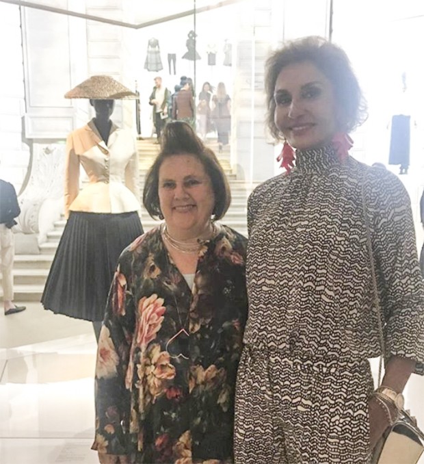 You can't get away from that pesky Bar suit when it comes to Christian Dior. Nati Abascal and I catching up in the second half of the Dior exhibition in Paris (Foto: @suzymenkesvogue)