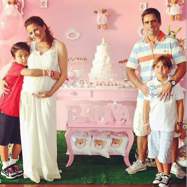 Nivea Stelmann, grávida de 35 semanas, com o filho, Miguel, o marido, Marcus Rocha e o enteado (Foto: Reprodução/Instagram)