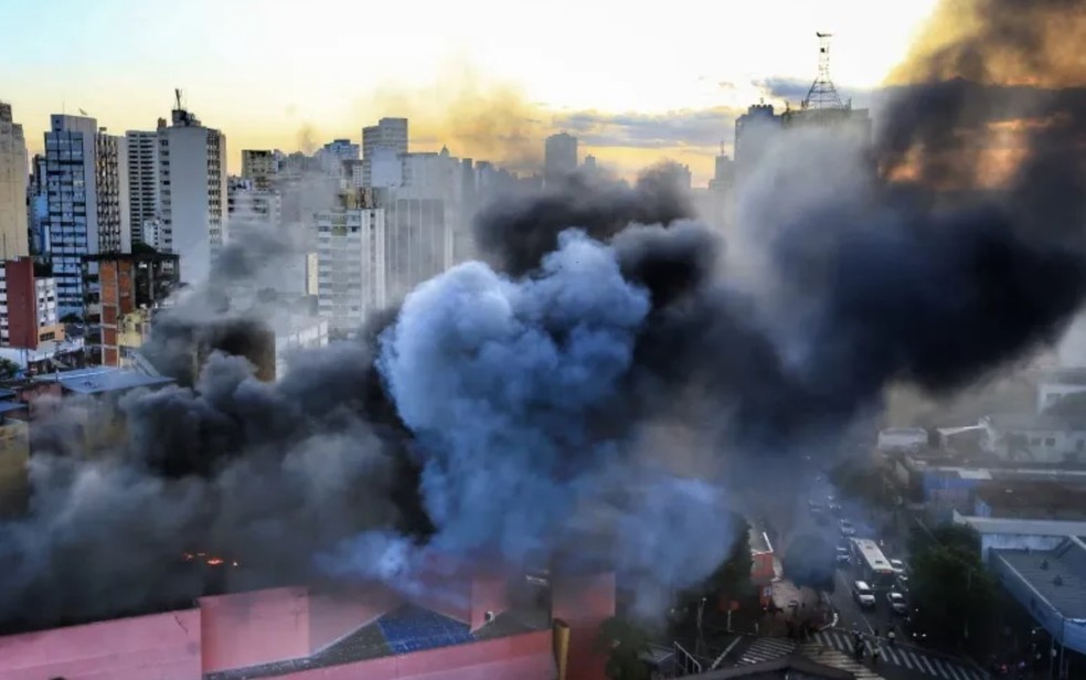 Shopping pega fogo no Setor Central, em Goiânia — Foto: Wildes Barbosa/O Popular