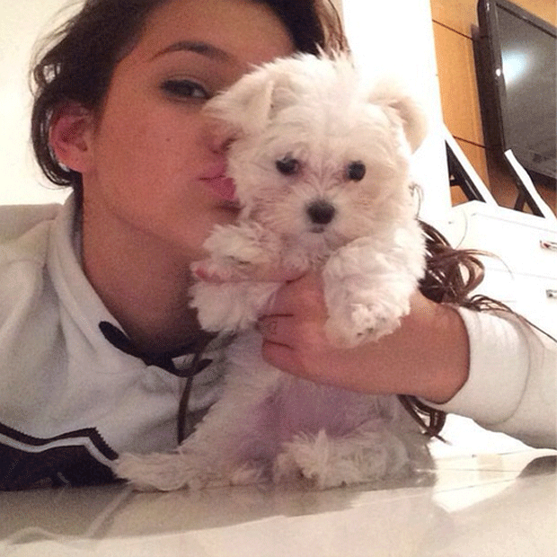 Bruna Marquezine encantada com sua maltês Luna (Foto: Reprodução/Instagram)