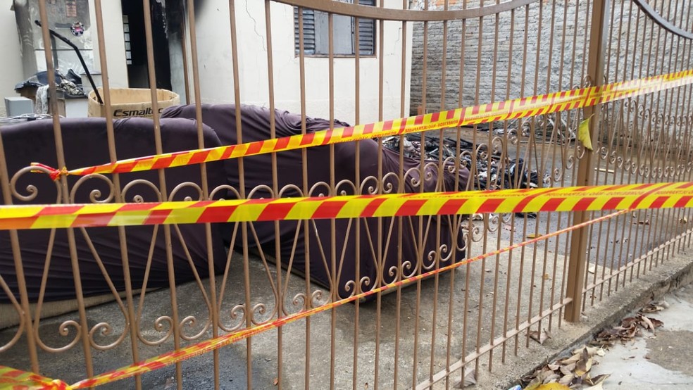 Incêndio danificou casa no Conjunto Habitacional Ana Jacinta — Foto: Heloise Hamada/TV Fronteira