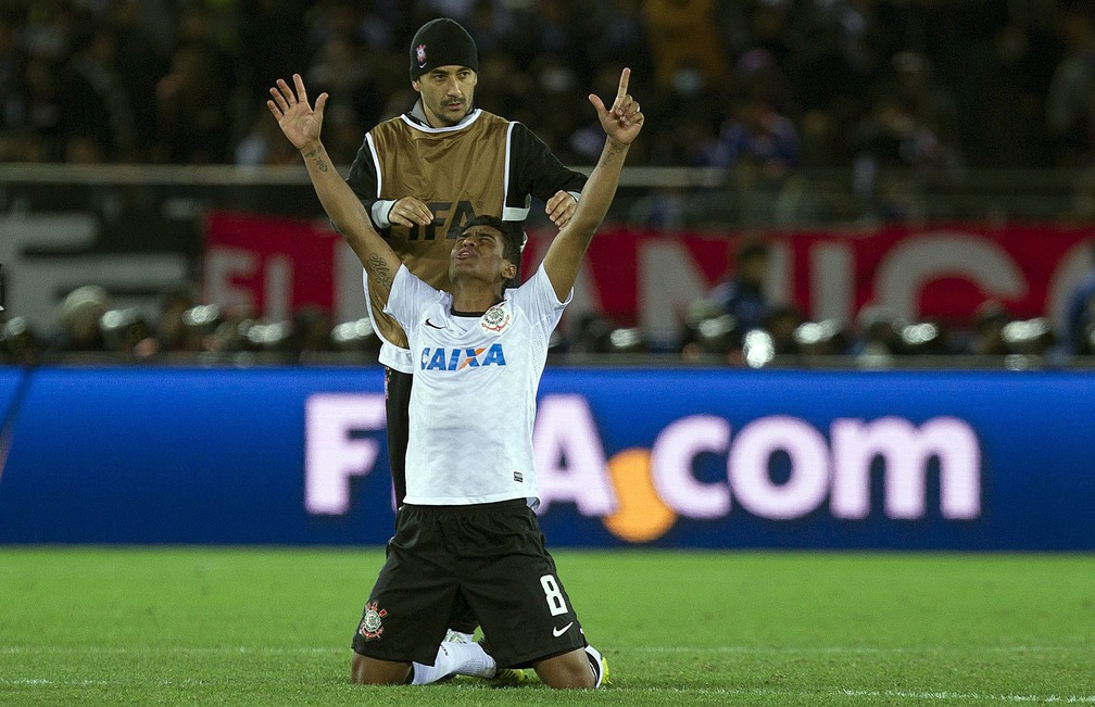 Paulinho festeja o título mundial do Corinthians em 2012, com Douglas — Foto: Daniel Augusto Jr/Ag. Corinthians