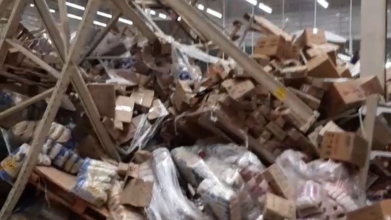 Após desabamento de prateleiras, produtos ficam amontoados em supermercado de São Luís