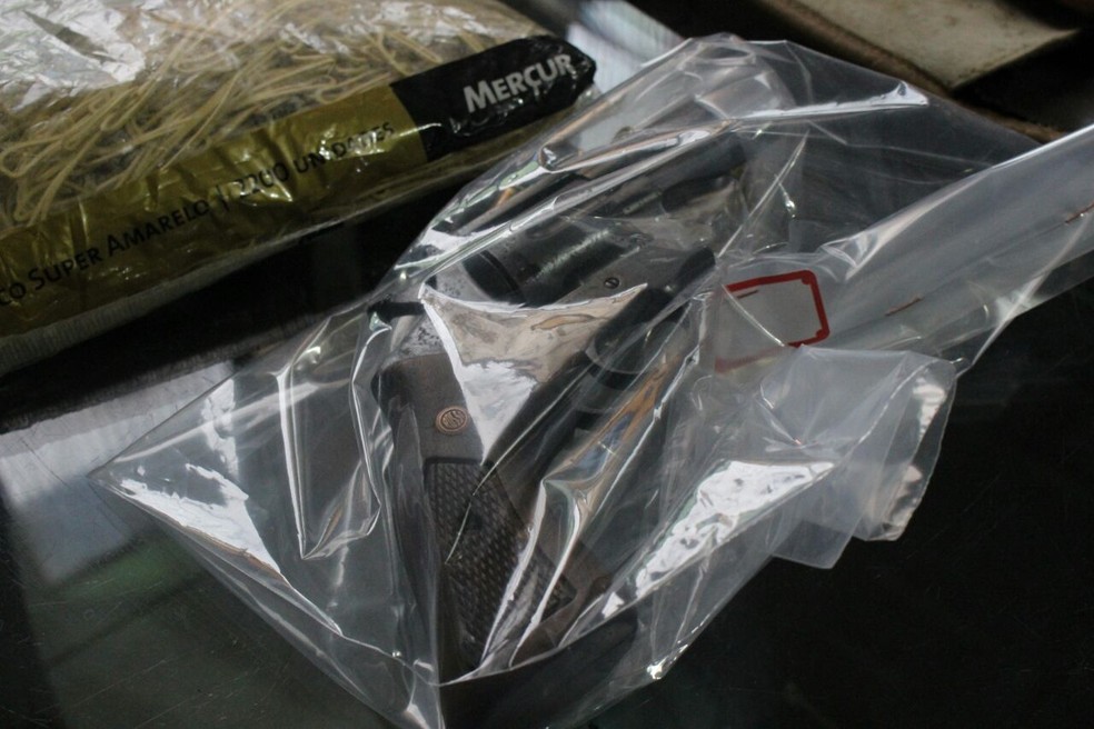Policiais encontraram também armas com os suspeitos (Foto: José Marcelo / G1 PI)
