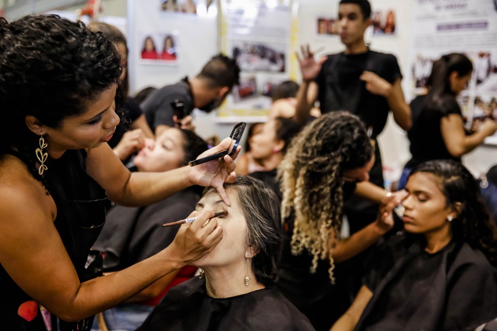 Beleza é um dos segmentos dos cursos gratuitos oferecidos pelo projeto Qualifica Recife — Foto: Andrea Rego Barros/Prefeitura do Recife/Divulgação